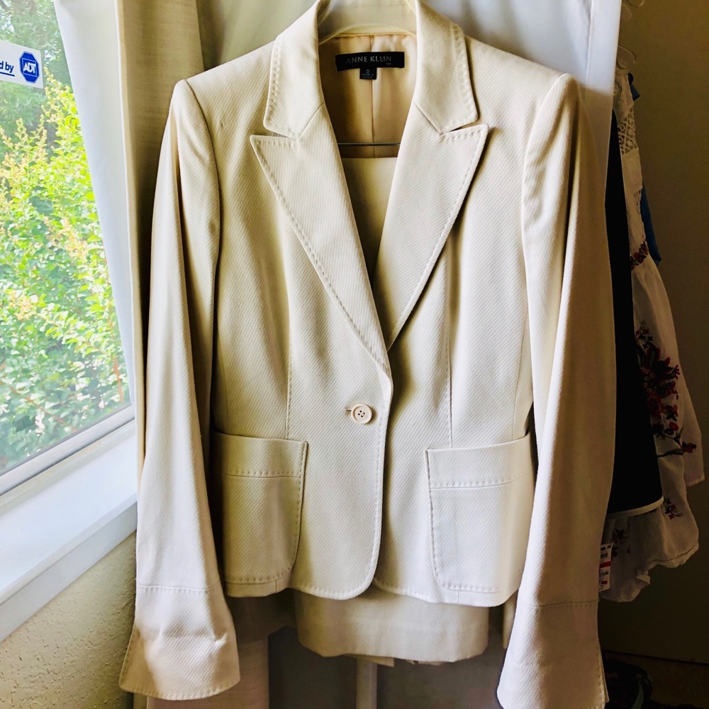 Business attire pencil skirt Suit